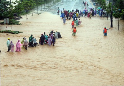 People seen fleeing flooded areas in Da Nang City last October (Photo: SGGP)